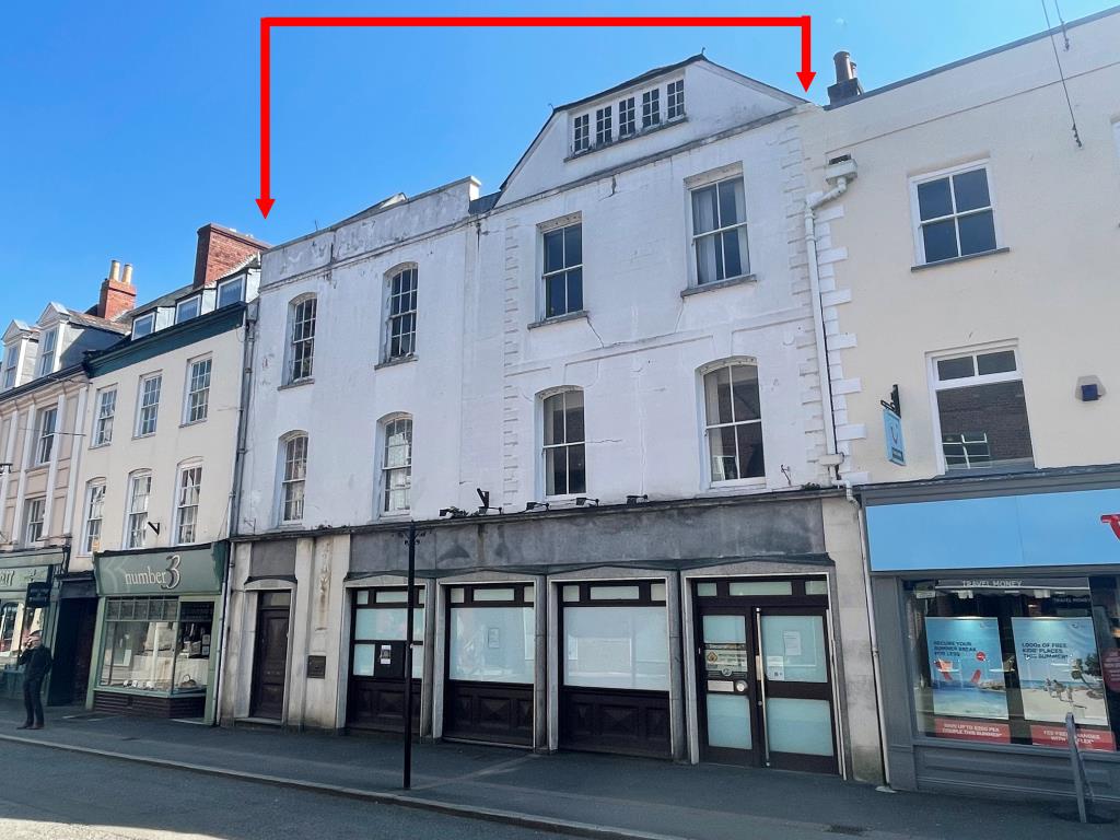 Lot: 110 - SUBSTANTIAL TOWN CENTRE PREMISES WITH PLANNING TO CREATE TEN UNITS - Photo showing front fa?ade of property from alternative angle